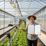 농업 자금 지원을 받아 시설을 개선하는 농업인