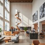 답십리영화미디어아트센터 1층 로비와 카페 공간