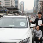 장애인 차량 세금 감면 혜택을 나타내는 그림으로 차량과 세금 감면 표시가 함께 있음