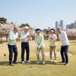 어르신들이 파크골프를 즐기며 웃고 있는 모습