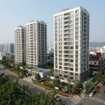 도심 속 아파트와 다세대주택이 보이는 거리 풍경