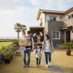 제주도에서 둘째 아이와 함께 새 집으로 이사하는 가족의 모습