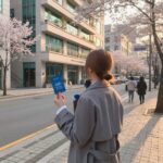 인천 맘편한 산후조리비 지원 신청 방법과 대상 인천 e음 카드를 손에 들고 산후조리원 건물을 바라보는 여성의 뒷모습