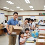 다문화 가족이 우체국에서 EMS 소포를 보내는 모습