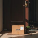 희망나르미 배송 상자가 문 앞에 배달된 모습