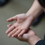 한 여성의 손을 따뜻하게 감싸쥔 다른 손, 일본군 위안부 피해자에 대한 사회적 관심과 지원을 상징