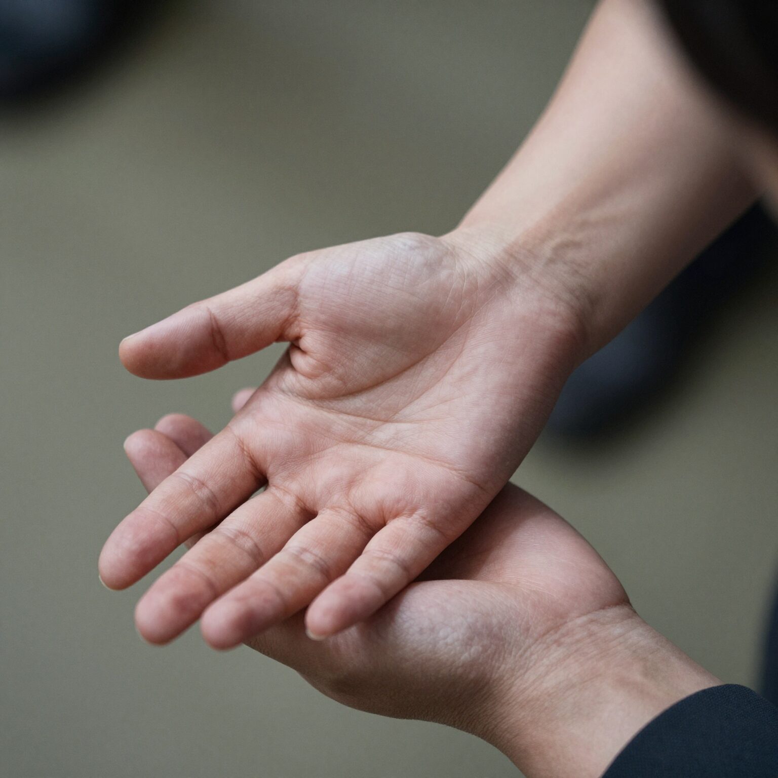 한 여성의 손을 따뜻하게 감싸쥔 다른 손, 일본군 위안부 피해자에 대한 사회적 관심과 지원을 상징