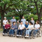 발달장애인 주간활동서비스 이용자들이 공원에서 단체 사진을 찍고 있는 모습