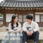 경상북도 신혼부부가 집 앞에서 행복하게 웃고 있는 모습과 이자 지원 안내 이미지