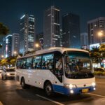 호치민 나이트 시티투어버스가 반짝이는 도시 야경 속을 달리는 모습
