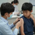 청소년이 HPV 백신을 접종받고 있는 모습, 자궁경부암 예방의 중요성을 상징하는 이미지