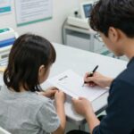 경상북도 35세 이상 산모 의료비 지원 서류와 영수증 정리하는 모습