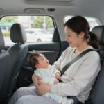 분만취약지 임산부가 택시를 타고 병원으로 이동하는 모습을 상징하는 이미지