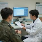 제대군인이 병원에서 의사와 상담하며 의료 지원을 받는 모습