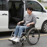 휠체어 탑승이 가능한 전용 차량과 안전하게 휠체어를 고정시키는 드라이버