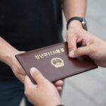 청년13통장으로 저축하고 있는 청년의 손과 통장 사진