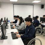 장애인 직업능력개발원 내부에서 훈련생들이 컴퓨터 교육을 받는 모습