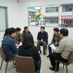 골목상권 소상공인 지원사업 안내 이미지: 상인들이 모여 상담하는 모습